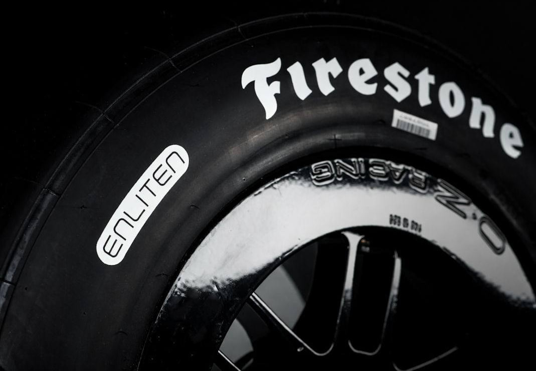 Технология Enliten для гоночных шин IndyCar Firehawk